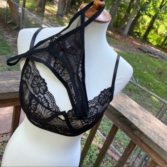 Black lace bra and panty set - Picture 7 of 9